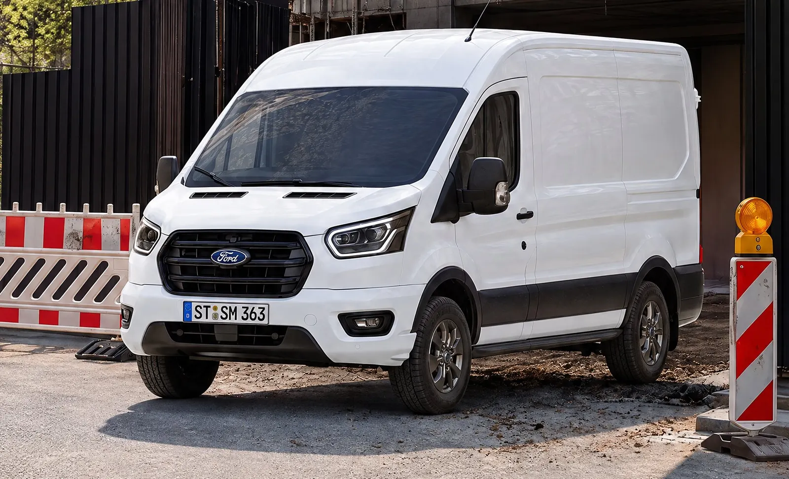 Weißer Ford Transit an einer Baustelle